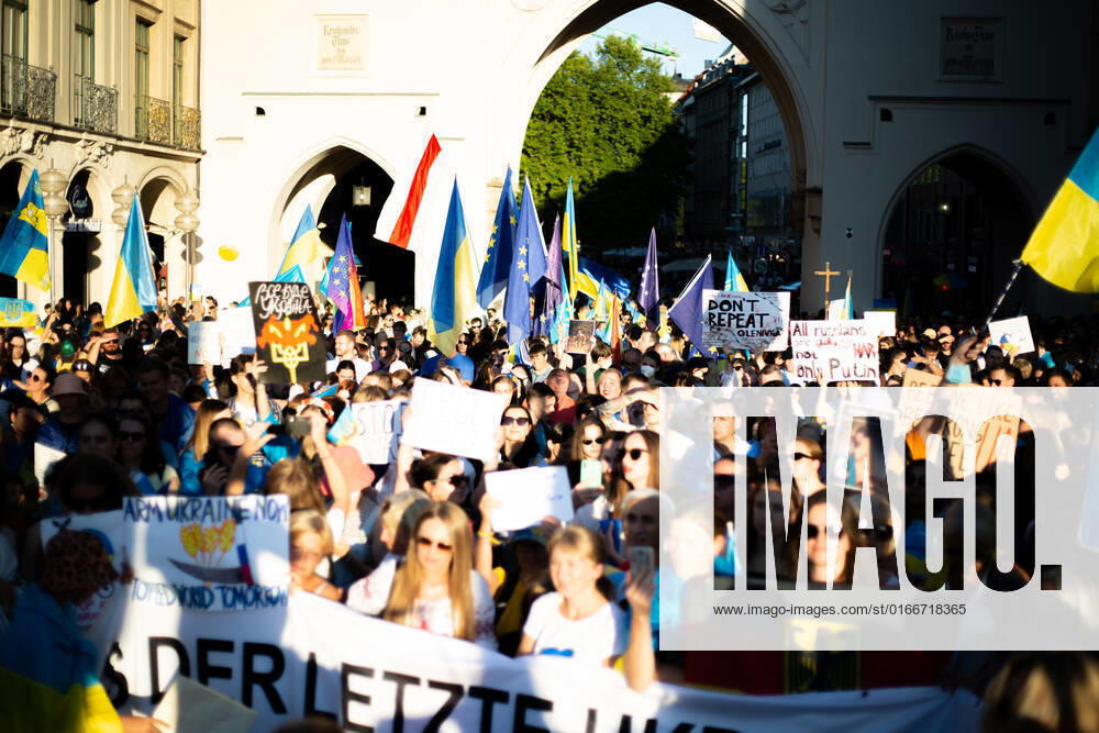 Kundgebung zum Tag der Unabhängigkeit der Ukraine Am 24.9.2022 versammelten sich in München einige hundert Menschen, um für schwere Waffenlieferungen an die Ukraine und schärfere Sanktionen gegen Russland zu demonstrieren. Grund für die Mittwochsdemo war der ukrainische Nationalfeiertag. Eine Organisatorin machte am Rande pressefeindliche und Corona-verharmlosende Aussagen. * On August 24, 2022 hundreds joined a rally in Munich, Germany to demand heavy arms for Ukraine and more sanctions against Russia. The rally was organized to the Ukrainian liberation day. On the edge an organizer made some hostile statements against the press and trivialized the Covid-19 pandemic. München Bayern Deutschland