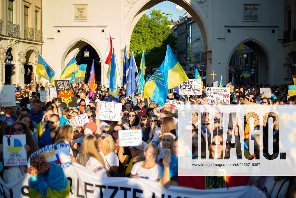Kundgebung zum Tag der Unabhängigkeit der Ukraine Am 24.9.2022 versammelten sich in München einige hundert Menschen, um für schwere Waffenlieferungen an die Ukraine und schärfere Sanktionen gegen Russland zu demonstrieren. Grund für die Mittwochsdemo war der ukrainische Nationalfeiertag. Eine Organisatorin machte am Rande pressefeindliche und Corona-verharmlosende Aussagen. * On August 24, 2022 hundreds joined a rally in Munich, Germany to demand heavy arms for Ukraine and more sanctions against Russia. The rally was organized to the Ukrainian liberation day. On the edge an organizer made some hostile statements against the press and trivialized the Covid-19 pandemic. München Bayern Deutschland