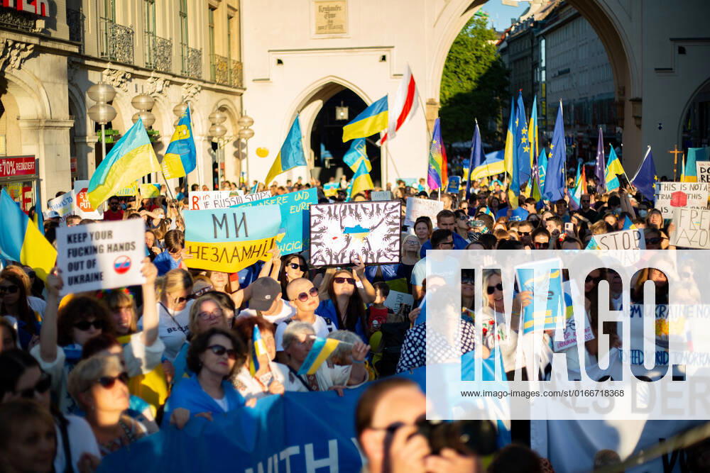 Kundgebung zum Tag der Unabhängigkeit der Ukraine Am 24.9.2022 versammelten sich in München einige hundert Menschen, um für schwere Waffenlieferungen an die Ukraine und schärfere Sanktionen gegen Russland zu demonstrieren. Grund für die Mittwochsdemo war der ukrainische Nationalfeiertag. Eine Organisatorin machte am Rande pressefeindliche und Corona-verharmlosende Aussagen. * On August 24, 2022 hundreds joined a rally in Munich, Germany to demand heavy arms for Ukraine and more sanctions against Russia. The rally was organized to the Ukrainian liberation day. On the edge an organizer made some hostile statements against the press and trivialized the Covid-19 pandemic. München Bayern Deutschland