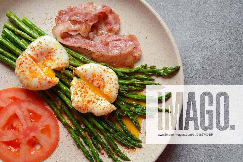 Benedict poached eggs with bacon and fried asparagus for breakfast, Benedict poached eggs with bacon and fried asparagus for breakfast, 13.04.2021,