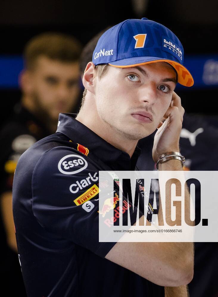 2022-08-25 17:37:54 SPA - Max Verstappen (Red Bull Racing) talks to his engineers in the pit box on the Spa-Francorchamps race track in the run-up to the Belgian Grand Prix. ANP SEM VAN DER WAL netherlands out - belgium out