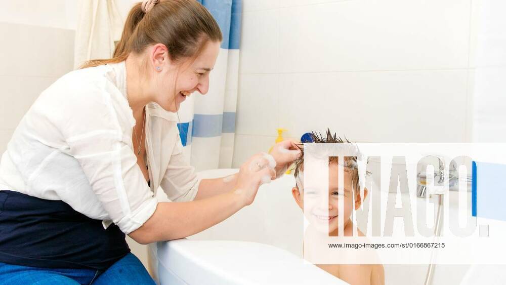 Young mother washing her little son in bath and making him stylish haircut with soap foam. Concept of child hygiene and health care at home. Family having fun and playing., Young mother washing her little son in bath and making him stylish haircut with soap foam. Concept of child hygiene and health care at home. Family having fun and playing model released, Symbolfoto , 08.05.2021,