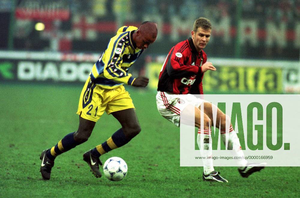 Lilian Thuram (Parma, li.) im Duell mit Oliver Bierhoff (Milan) Fußball Herren Saison 1999 2000, 1. Italienische Liga, Meisterschaft, Serie A, AC Mailand - AC Parma 2:1 Gruppe Stadio Giuseppe Meazza, San Siro Mailand