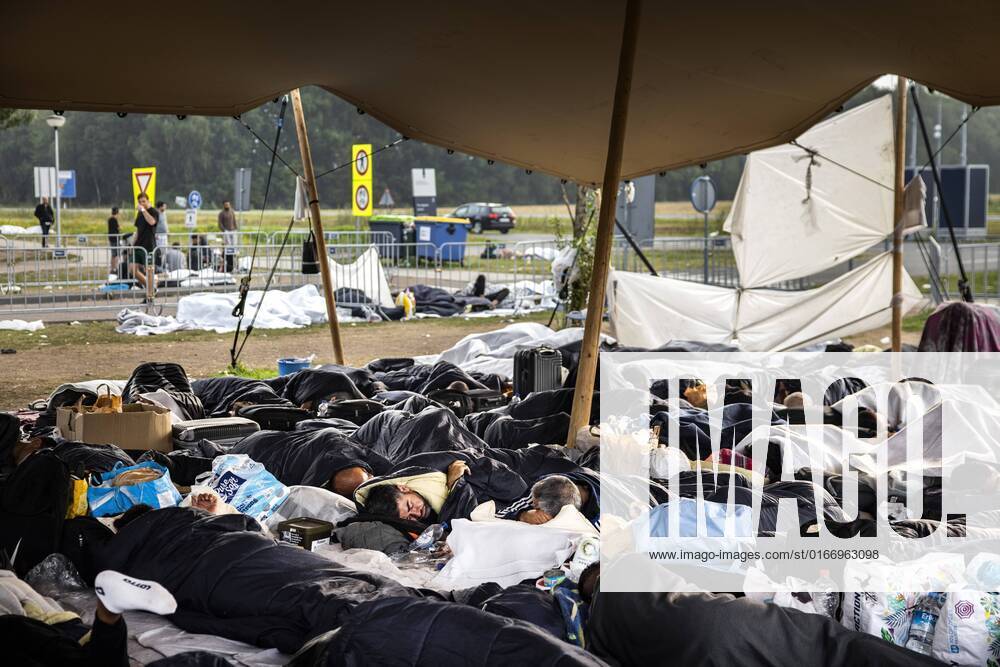 Niederlande, Asylsuchende am überfüllten Antragszentrum in Ter Apel 2022-08-26 07:04:56 TER APEL - Asylum seekers sleep at the application center in Ter Apel. For the third night in a row, about 700 people slept outside last night at the registration center where it has been busy for months. Asylum seekers centers no longer have a place and status holders cannot move on to a home due to, among other things, the overheated housing market. ANP RAMON VAN FLYMEN netherlands out - belgium out