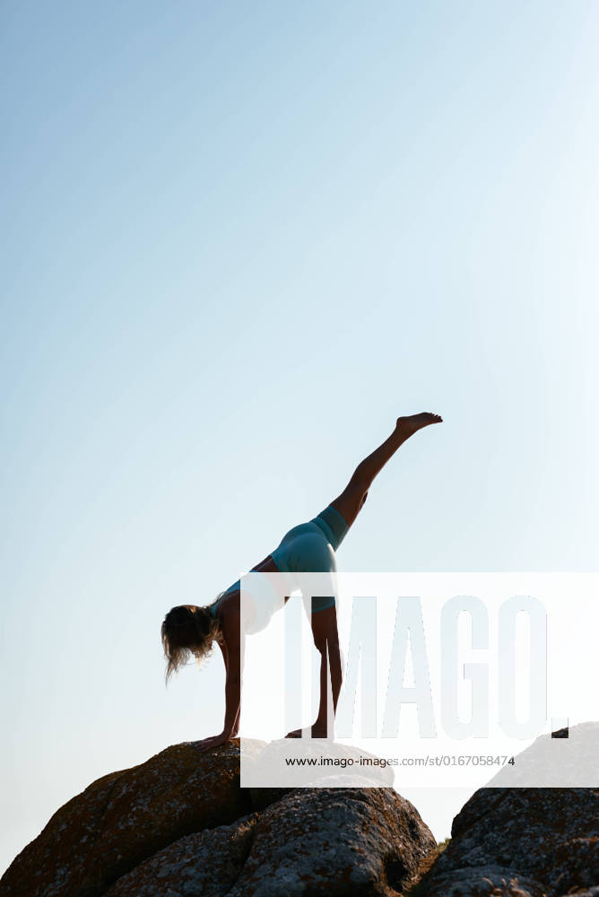 IMAGO Creative: 2022 Sport Favoriten IMAGO Creative: Neue Aussichten Woman Doing Yoga Exercises At The Beach Cangas, Galicia, Spain CR_AIMA220825-1032033-01 ,model released, Symbolfoto
