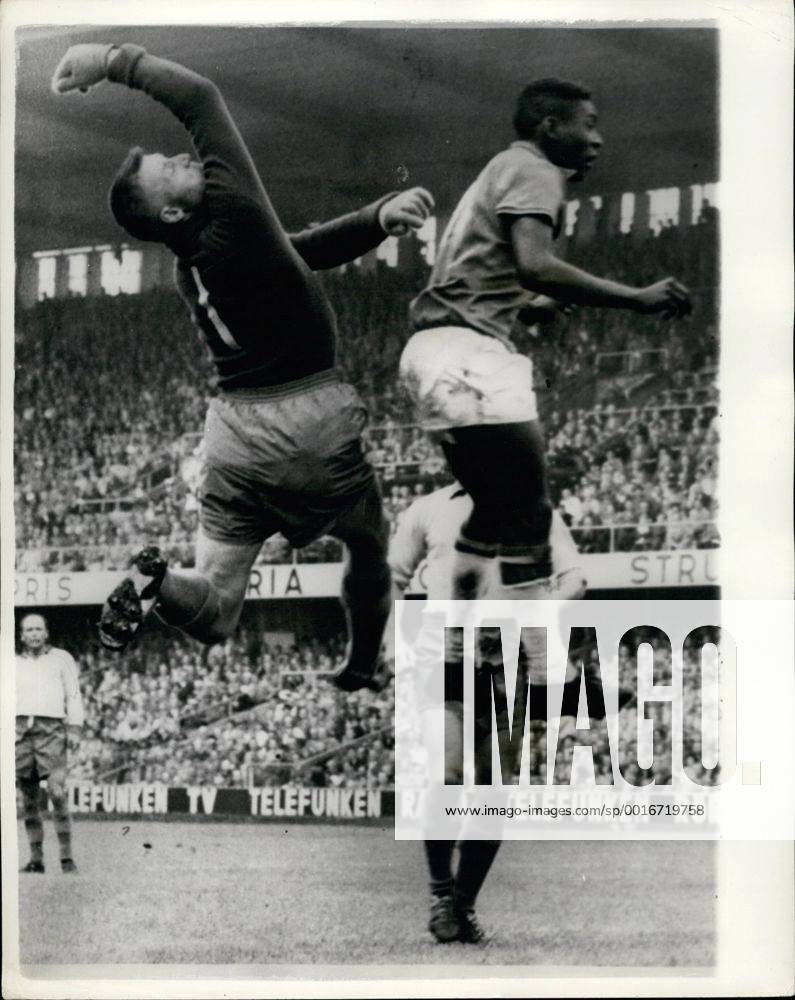 Fußball, WM 1958 in Stockholm, Finale Brasilien – Schweden 5 - 2 Jun. 29, 1958 - Brazil Beats Sweden 5 - 2 To Win World Cup. Photo shows Kalie Svensson the Swedish goalkeeper and Pele the Brazilian inside left in a tussle for the ball in Stockholm. - ZUMAk09