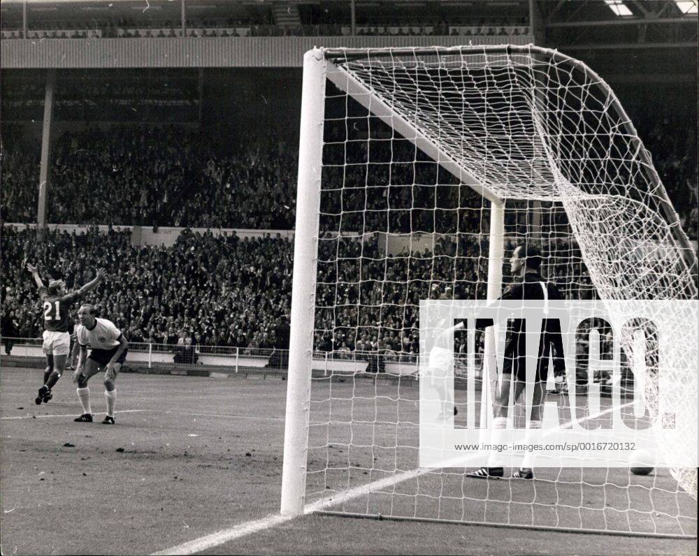 Fußball, WM 1966, Finale in Wembley, England - Deutschland 4-2 n.V. Jul. 30, 1966 - World Cup Football England versus West Germany World Cup Final at Wembley, London. Photo Shows: Rogert Hunt, of England raises his arms in delight as Hurst scores Englands first goal, next to him Willi Schulz (seen through net beside German goalie Hans Tilkowski) - ZUMAk09