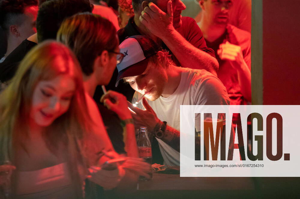 Bilder des Jahres 2022, Entertainment 08 August Entertainment Themen der Woche KW34 EXCLUSIVE PHOTOS! 26.08.2022 WARSZAWA ED SHEERAN BAWI SIE W WARSZAWSKIM KLUBIE FOT. BRUNNER NEWSPIX.PL WARSAW 26.08.2022 Ed Sheeran went to the club after the concert in Warsaw. He had a great time, drank and danced. He took pictures with his fans. PHOTOGRAPHER:BRUNNER NEWSPIX.PL POLAND OUT! --- Newspix.pl BRN26082022-0033