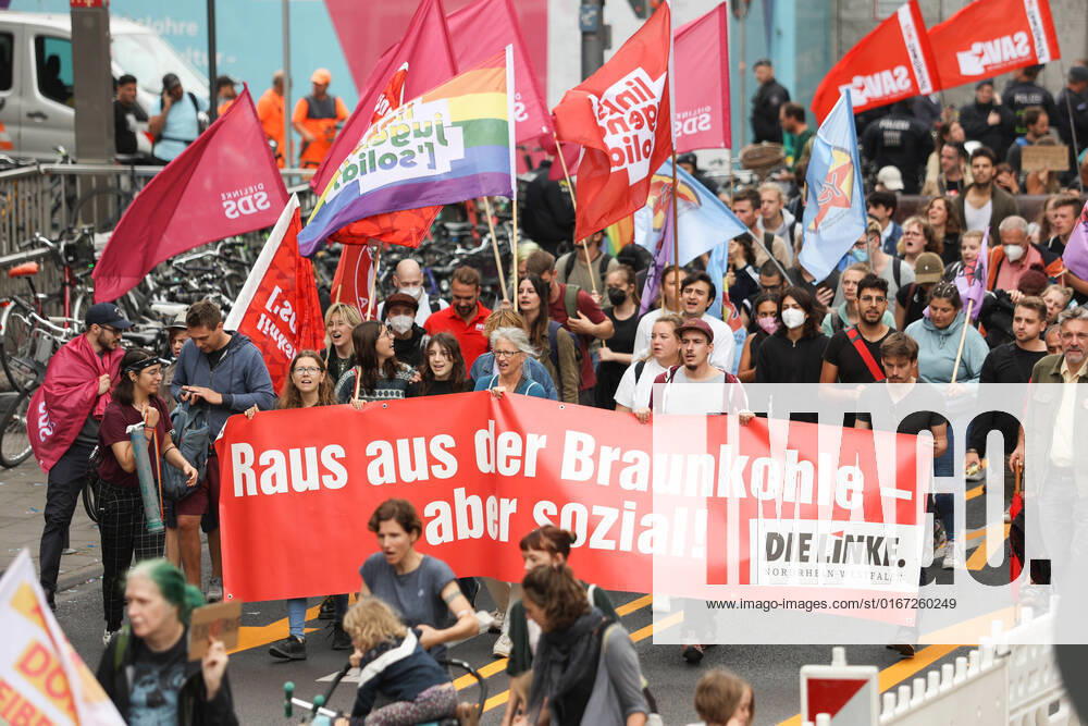 Köln: Enteignen statt Krise eine klimagerechte Zukunft aufbauen Demo Banner: Raus aus der Braunkohle aber sozial ! - Die Linke - Demonstration: Enteignen statt Krise eine klimagerechte Zukunft aufbauen am 27.08.2022 in Köln. Vertreter von Fridays for Future, Ende Gelände, Lützerath lebt und RWE & Co enteignen protestieren versammelten sich in Köln um gemeinsam gegen die Energiekrise und - unternehmen zu protestieren. * Banner: Out of the brown coal but socially ! - The Left - Demonstration: Expropriation instead of crisis - building a climate-just future in Cologne on August 27, 2022. Representatives of Fridays for Future, Ende Gelaende, Luetzerath lebt and RWE & Co protest gathered in Cologne to protest together