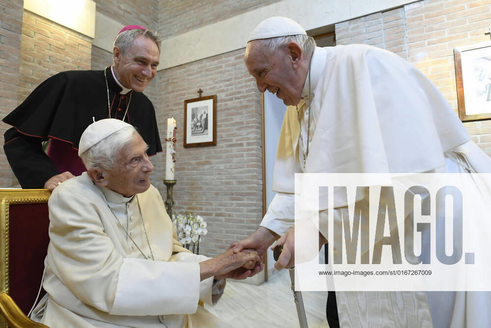 CITTA DEL VATICANO: At the end of the Consistory, Pope Francis and the new Cardinals visited the Mater Ecclesiae Monastery to meet the Pope Emeritus, Benedict XVI, for a brief greeting, Vatican City, 27 August 2022. After having received his blessing, together with that of the Pope, and having prayed the Salve Regina together, the new Cardinals went to the Apostolic Palace or to the Paul VI Hall for courtesy visits..ANSA VATICAN MEDIA. CITTA DEL VATICANO - ZUMAa110 20220827_zaf_a110_037