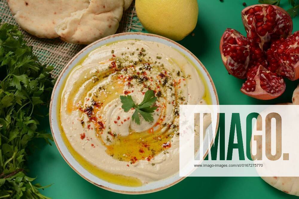 IMAGO Creative, Food, Hummus Hummus with olive oil, paprika, lemon and pita bread, Hummus with olive oil, paprika, lemon and pita bread, 22.08.2021,
