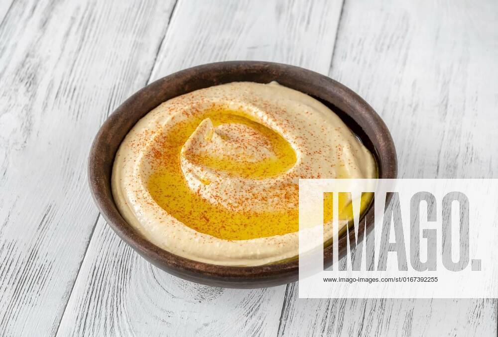 IMAGO Creative, Food, Hummus Hummus, Bowl of hummus garnished with olive oil and paprika, Bowl of hummus garnished with olive oil and paprika, 22.09.2021,