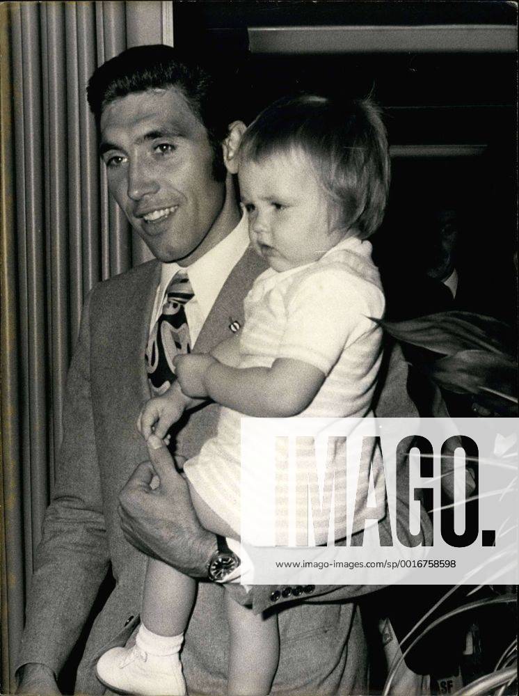 Sep. 11, 1971 - After his magnificent victory at the World Championship on the route to Mendrisio, Belgium s champion cyclist Eddy Merckx returned to Belgium with his wife and daughter, Sabrina. - ZUMAk09