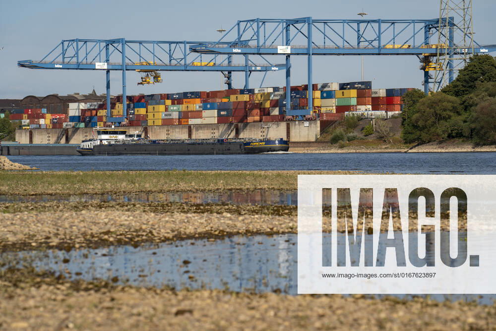 Container Umschlag Zentrum, Gateway-West-Terminal, Logport 2, Frachtschiff auf dem Rhein, bei extremen Niedrigwasser, Duisburg, NRW, Deutschland Rhein Niedrigwasser