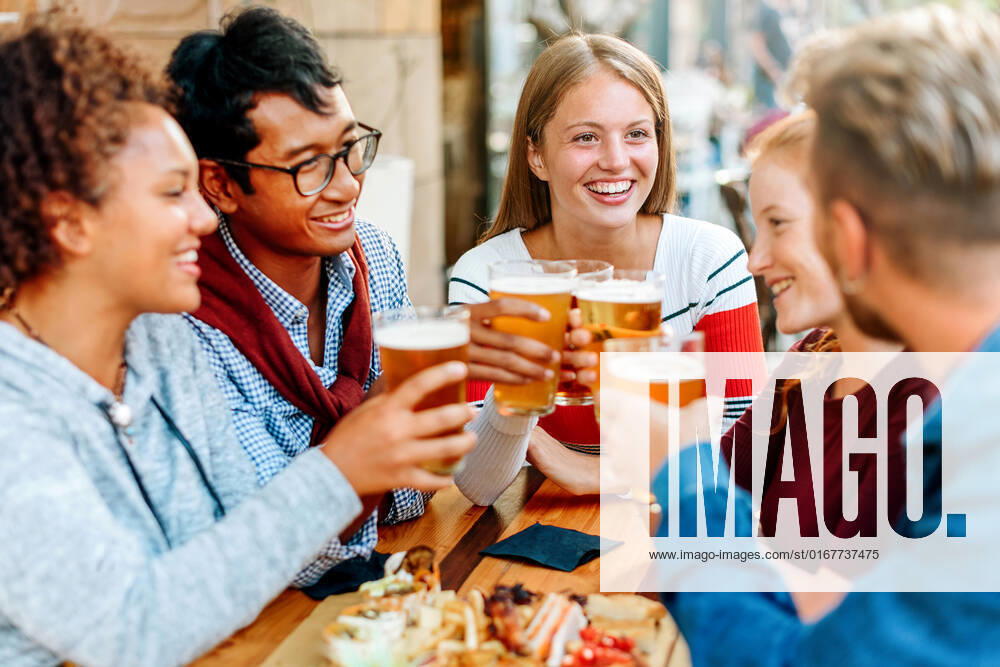 Bier,biergarten,freunde,anstoßen,alkohol,biere,biergärten,befreundet,freund,freundschaft,anstossen,prosit,prost,prosten,zuprosten