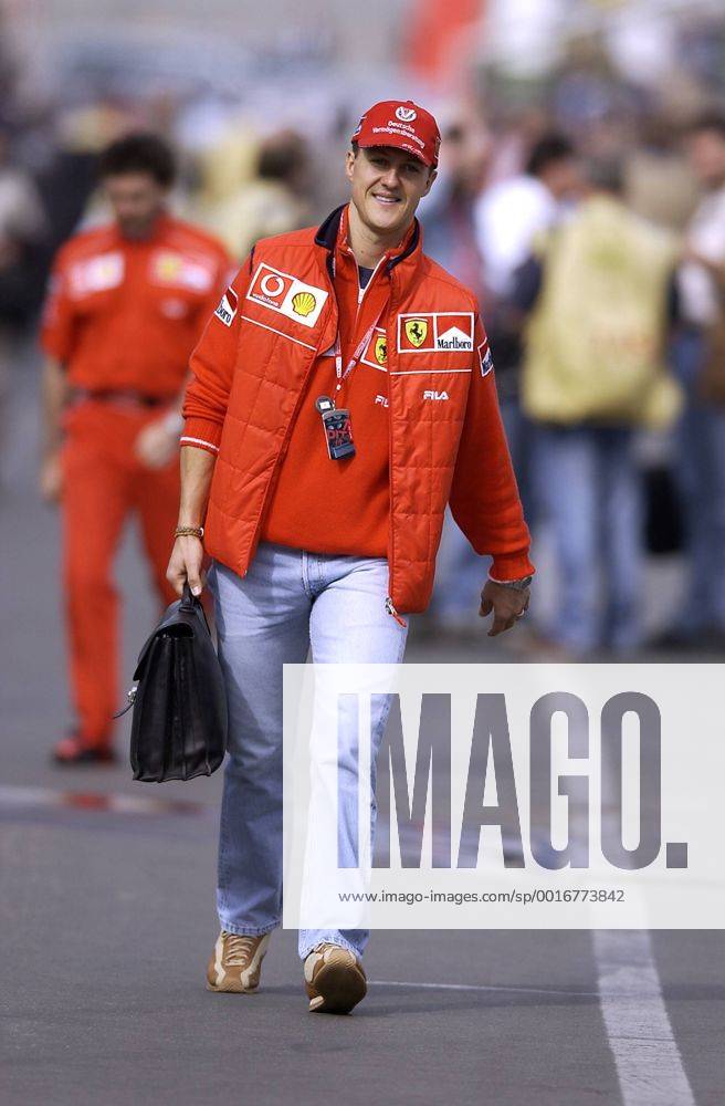 SCHUMACHER Michael Team Scuderia Ferrari Weltmeister auf dem Weg zur Arbeit Michael Schumacher im Fahrerlager FIA Formel 1 Grand Prix von Oesterreich 2002 auf dem A1 Ring am 12. Mai 2002