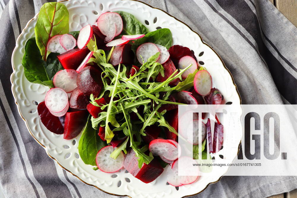 IMAGO Creative, Sommer, Food, Radieschen salat,mittagessen,salate,mahlzeit,mahlzeiten