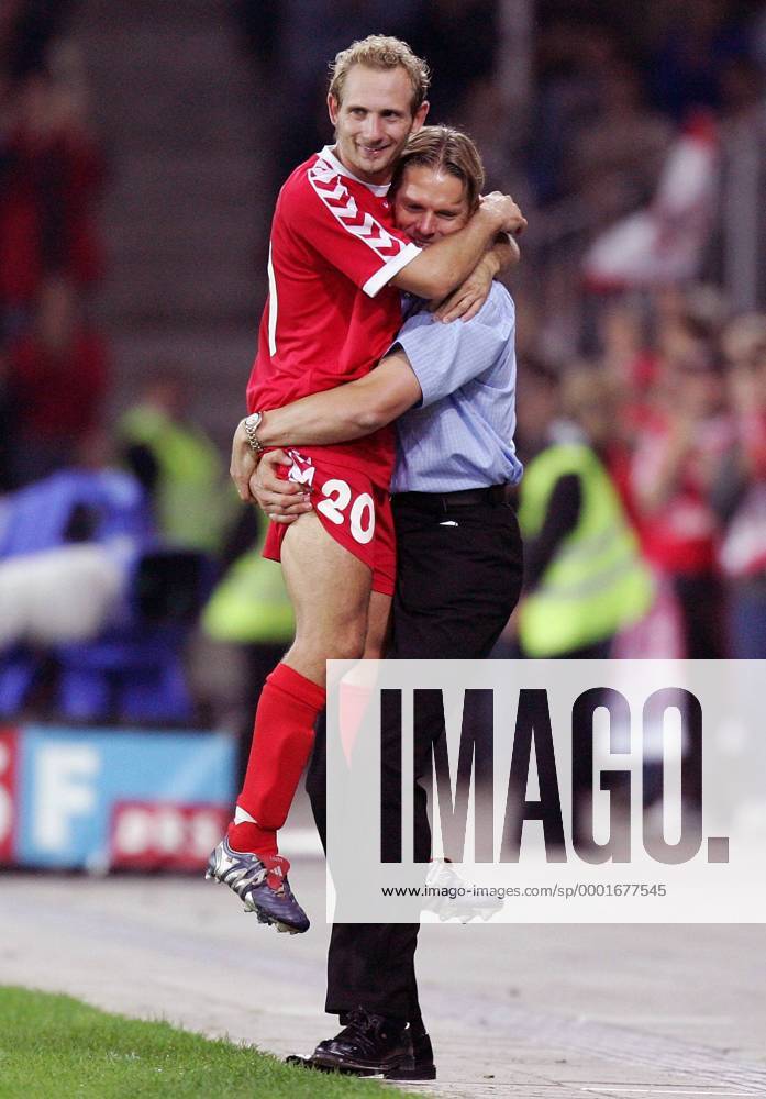 Mauro Lustrinelli und Trainer Urs Schönenberger (beide Thun) - Torjubel Fußball EC 1 Herren Champions League Qualifikation 2005 2006, FC Thun, Super, Nationalliga A, NLA, 1. Schweizer Liga Gruppe Bern Freude, Begeisterung,