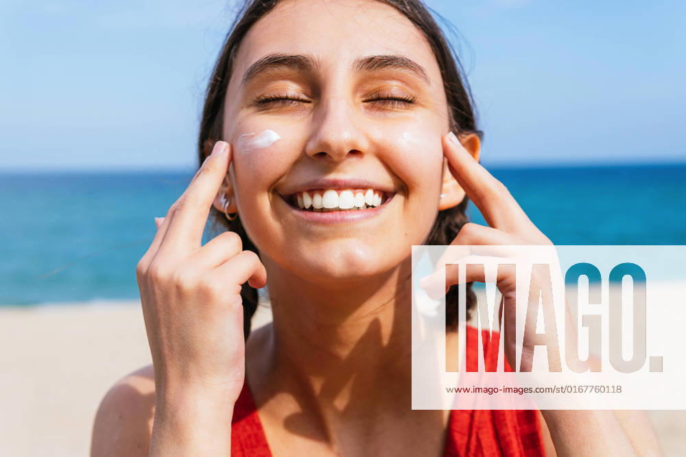 IMAGO Creative, Jahreszeit Sommer, Sonnenschutz sonnenschutz,eincremen,auftragen,sonnencreme,uv-schutz,cremen,auftrag,lichtschutzfaktor,sonnencremes,sonnenmilch
