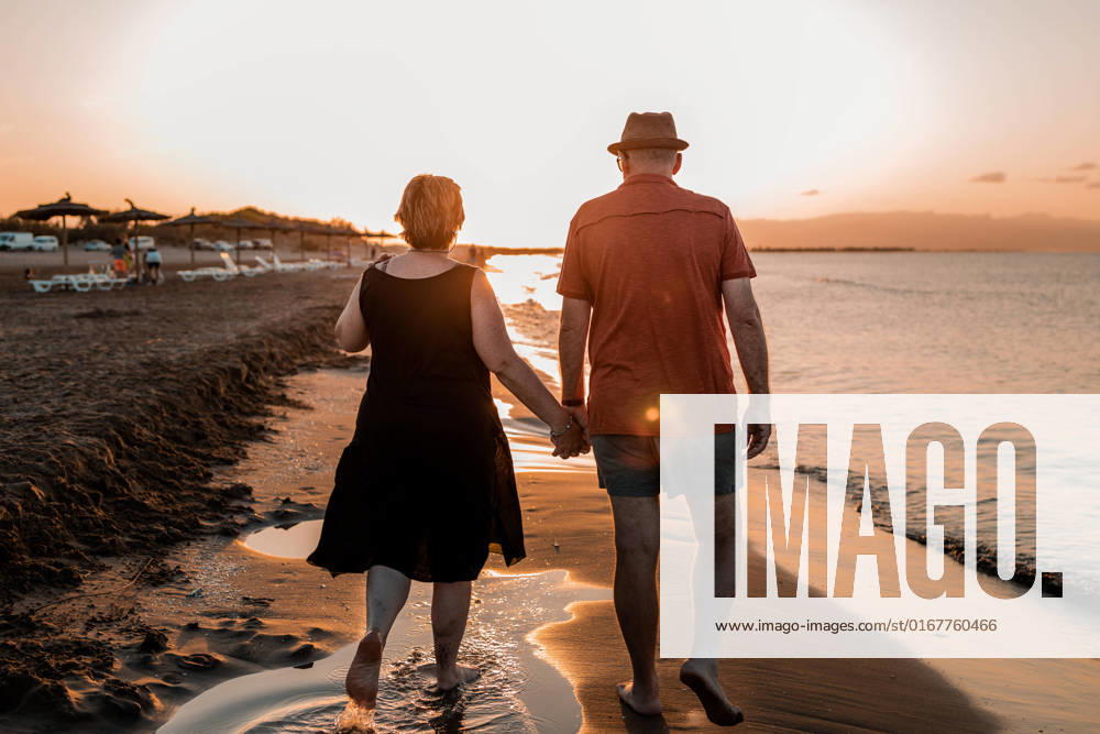 IMAGO Creative: Sommer, Abendspaziergang paar,sonnenuntergang,strandspaziergang,homonym,paare,pärchen,abend,abenddämmerung,abendlich,abendrot,abendröte,abendstimmung,abens,dämmerung,sonnenuntergänge,spazieren,spazierengehen,spaziergang,spaziergänger