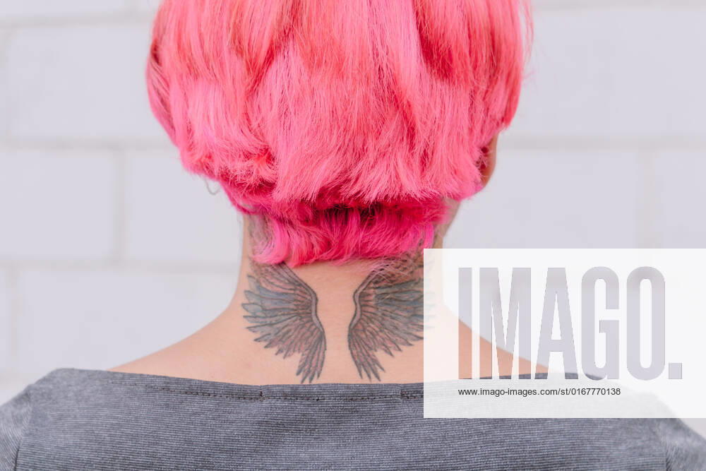 Style,tattoo,nacken,engelsflügel,stil,stylisch,stylish,tatoo,tatoos,tattoos,tattoowierung,tätowiert,tätowierung,tätowierungen