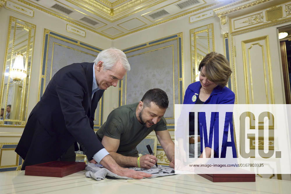 Ukraine-Konflikt, Wolodymyr Selenskyj trifft US-Senatorin Amy Klobuchar in Kiew August 30, 2022, Kyiv, Ukraine: Ukrainian President Volodymyr Zelenskyy, autographs shirts for U.S. Senators Amy Klobuchar, right and Rob Portman, left, co-chairs of the Ukrainian Support Group at the Mariinskyi Palace, August 30, 2022 in Kyiv, Ukraine. Kyiv Ukraine - ZUMAp138 20220830_zaa_p138_014