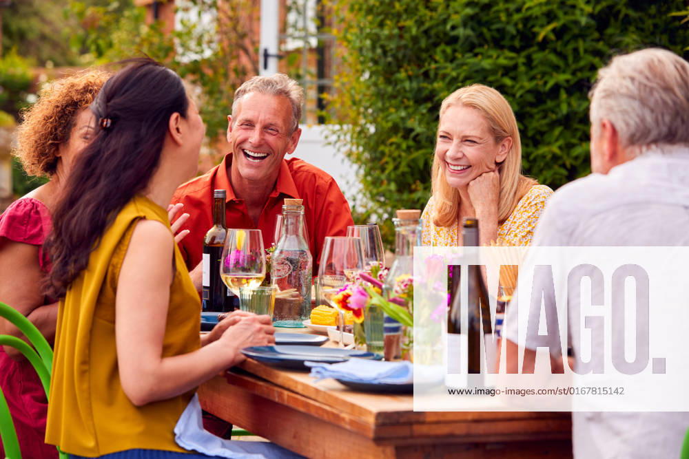 Lachen,sommer,treffen,freunde,abendessen,gartenparty,fröhlich,lachend,lachende,lacht,sommerlich,befreundet,freund,freundschaft,abendbrot,gartenfest,gartenfeste,gartenparties,party,sommerfest,sommerparty