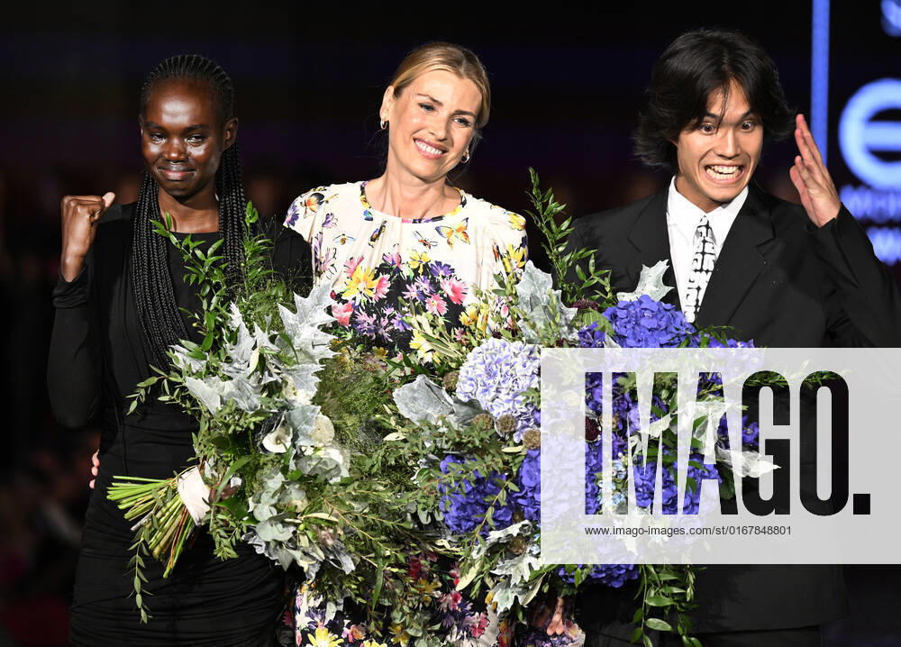 Schwarzkopf Elite Model Look 2022 Wettbewerb in Prag MAJDA JOHN PETER, left, from South Sudan and SERGI SHAN, right, from Spain are winners of the world final Schwarzkopf Elite Model Look 2022 competition in Prague, Czech Republic, August 30, 2022. Centre is DANIELA PESTOVA, former model. (CTKxPhoto MichaelaxRihova) CTKPhotoP2022083009581 mir 2