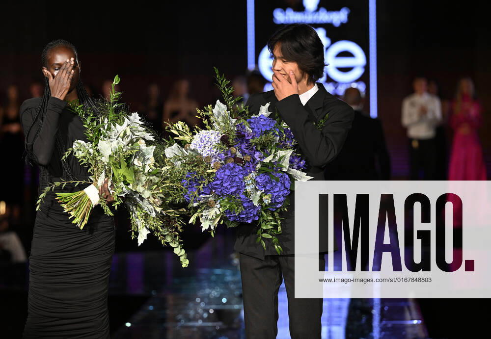 Schwarzkopf Elite Model Look 2022 Wettbewerb in Prag From left MAJDA JOHN PETER from South Sudan and SERGI SHAN from Spain are winners of the world final Schwarzkopf Elite Model Look 2022 competition in Prague, Czech Republic, August 30, 2022. (CTKxPhoto MichaelaxRihova) CTKPhotoP2022083009589 mir 3