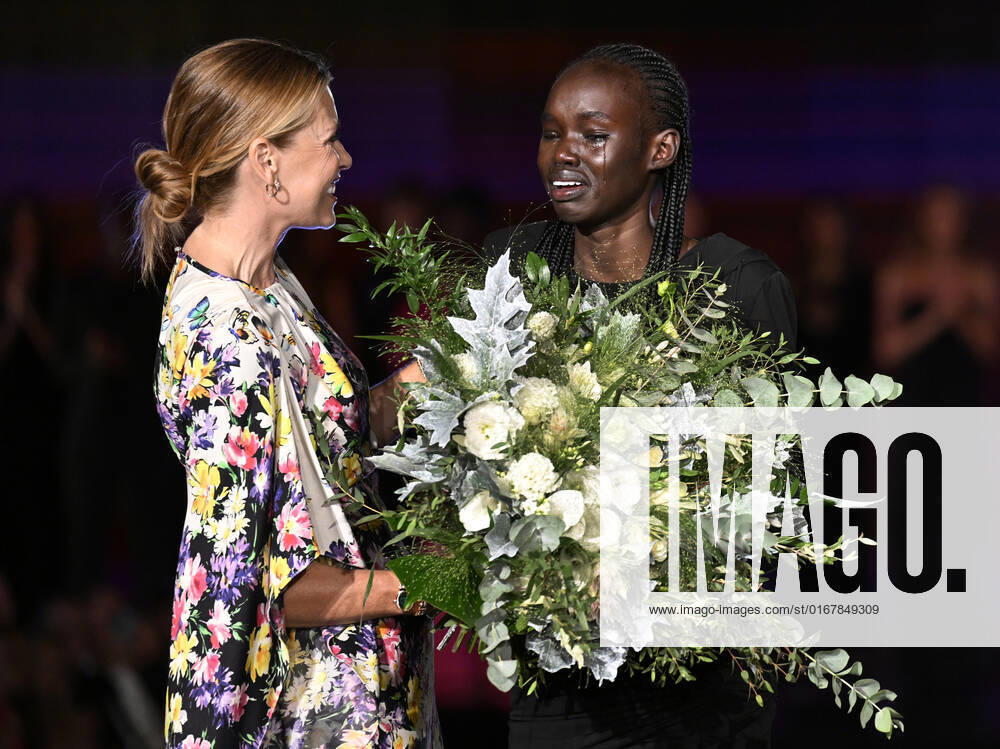Schwarzkopf Elite Model Look 2022 Wettbewerb in Prag From left model DANIELA PESTOVA and MAJDA JOHN PETER from South Sudan, winner of the world final Schwarzkopf Elite Model Look 2022 competition in Prague, Czech Republic, August 30, 2022. (CTKxPhoto MichaelaxRihova) CTKPhotoP2022083009640 mir 4