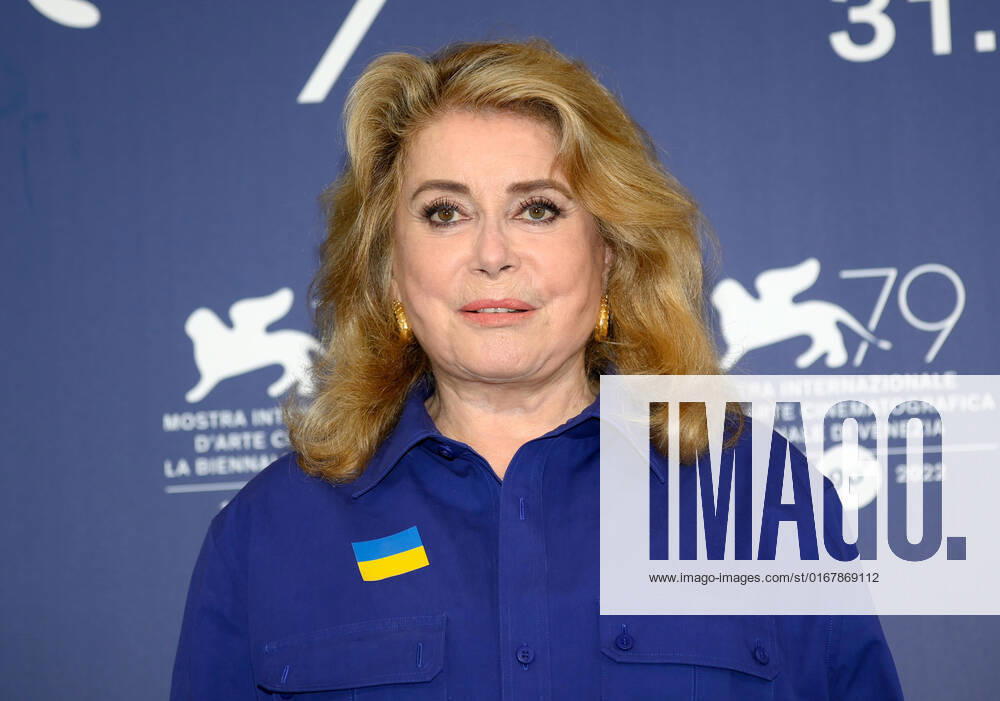 Filmfestspiele in Venedig, Catherine Deneuve Photocall - Verleihung Goldener Löwe Lebenswerk August 31, 2022, VENICE: French actress Catherine Deneuve poses at a photocall at the 79th annual Venice Film Festival, in Venice, Italy, 31 August 2022. The day before, Deneuve received the Golden Lion for Lifetime Achievement Award at the festival that runs from 31 August to 10 September 2022. ANSA CLAUDIO ONORATI VENICE - ZUMAa110 20220831_zaf_a110_015