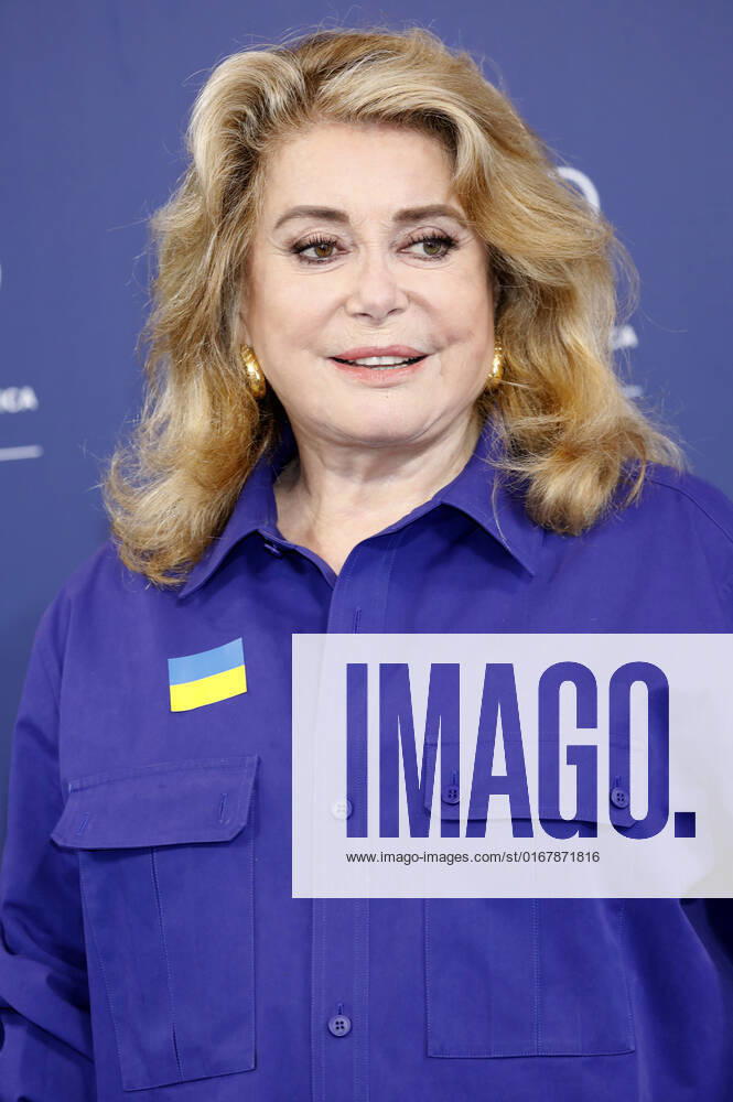 Catherine Deneuve beim Photocall anlässlich der Verleihung des Goldenen Löwen für das Lebenswerk auf der Biennale di Venezia 2022 79. Internationale Filmfestspiele von Venedig im Palazzo del Casino. Venedig