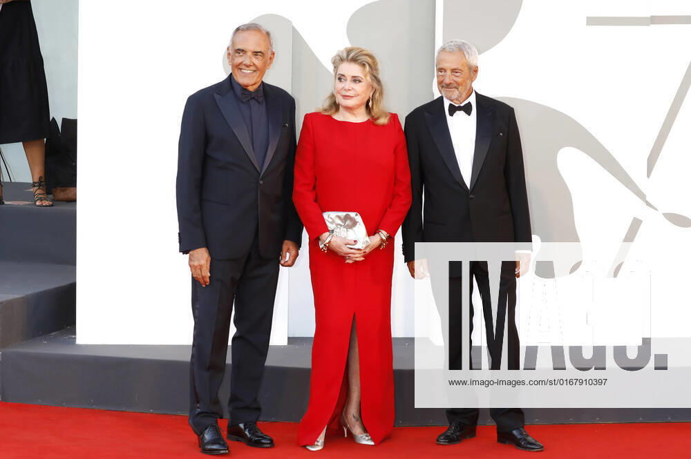Alberto Barbera, Catherine Deneuve und Roberto Cicutto bei der Opening Ceremony mit der Premiere des Netflix-Films White Noise auf der Biennale di Venezia 2022 79. Internationale Filmfestspiele von Venedig im Palazzo del Cinema. Venedig