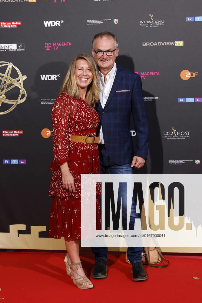 Moderator Frank Plasberg mit Ehefrau und Autorin Anne Gesthuysen beim Kölner Emmy Cocktail 2022 anlässlich der 16. Kölner Jurysitzung des International Emmy auf Schloss Arff. Köln, 31.08.2022 NRW Deutschland