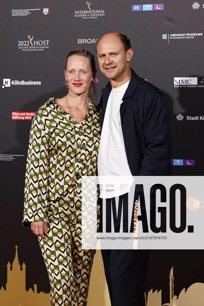 Schauspieler Moritz Führmann mit Ehefrau und Schauspielerin Anna Schudt beim Kölner Emmy Cocktail 2022 anlässlich der 16. Kölner Jurysitzung des International Emmy auf Schloss Arff. Köln, 31.08.2022 NRW Deutschland