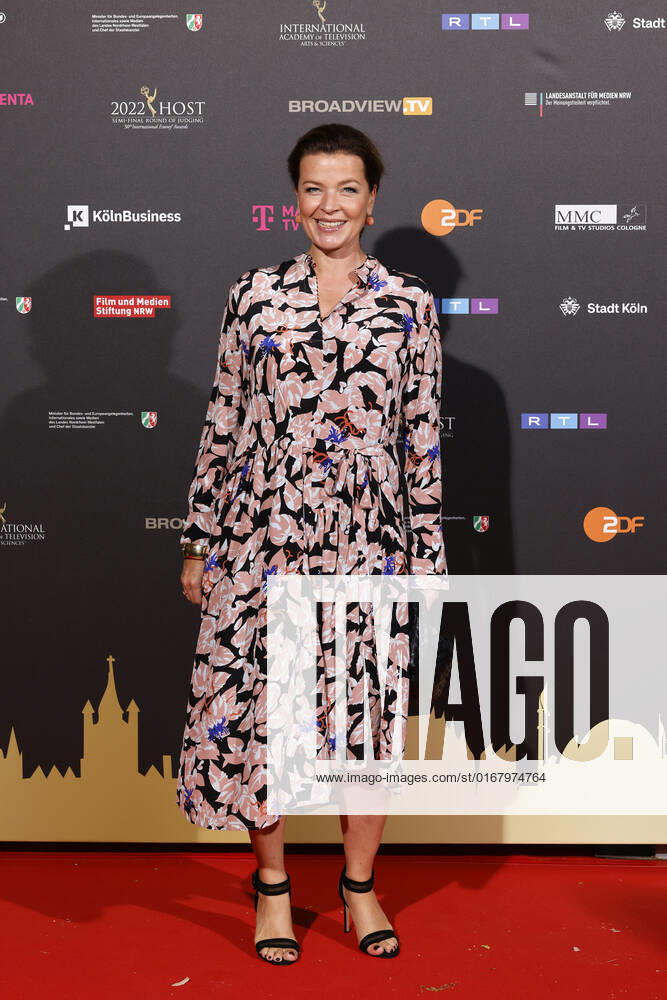 Journalistin Julia Melchior beim Kölner Emmy Cocktail 2022 anlässlich der 16. Kölner Jurysitzung des International Emmy auf Schloss Arff. Köln, 31.08.2022 NRW Deutschland