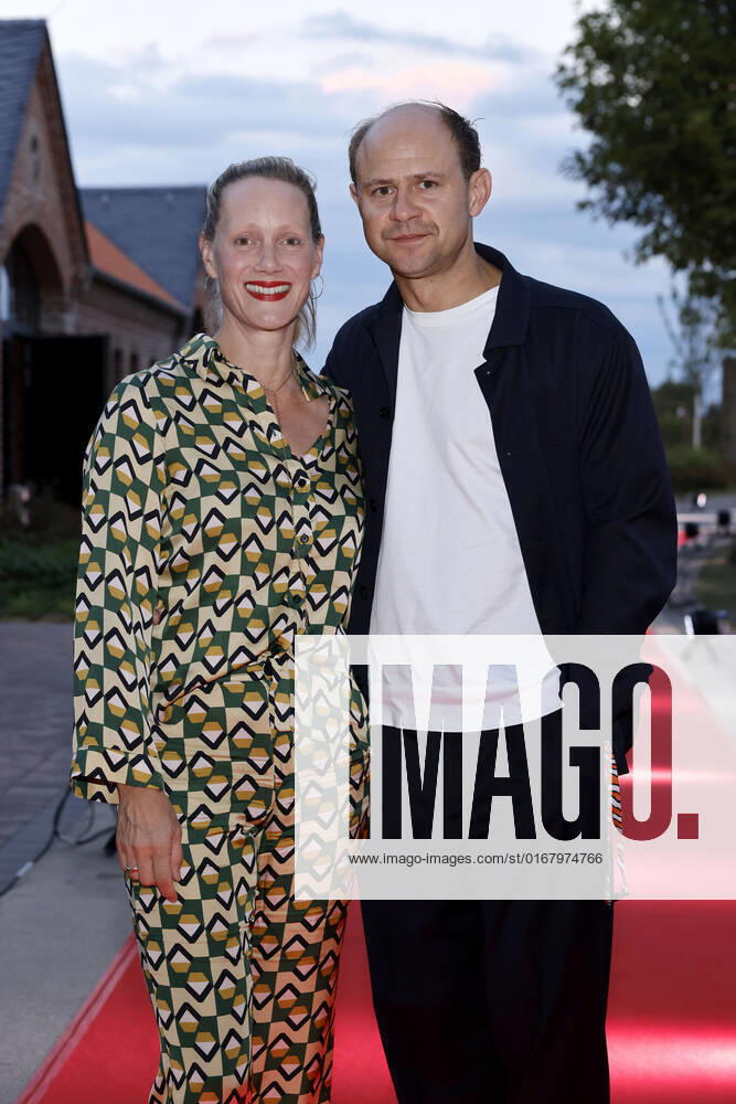 Schauspieler Moritz Führmann mit Ehefrau und Schauspielerin Anna Schudt beim Kölner Emmy Cocktail 2022 anlässlich der 16. Kölner Jurysitzung des International Emmy auf Schloss Arff. Köln, 31.08.2022 NRW Deutschland
