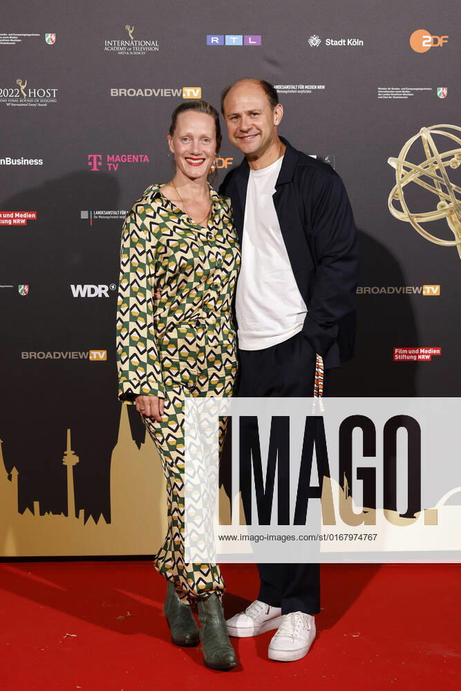 Schauspieler Moritz Führmann mit Ehefrau und Schauspielerin Anna Schudt beim Kölner Emmy Cocktail 2022 anlässlich der 16. Kölner Jurysitzung des International Emmy auf Schloss Arff. Köln, 31.08.2022 NRW Deutschland