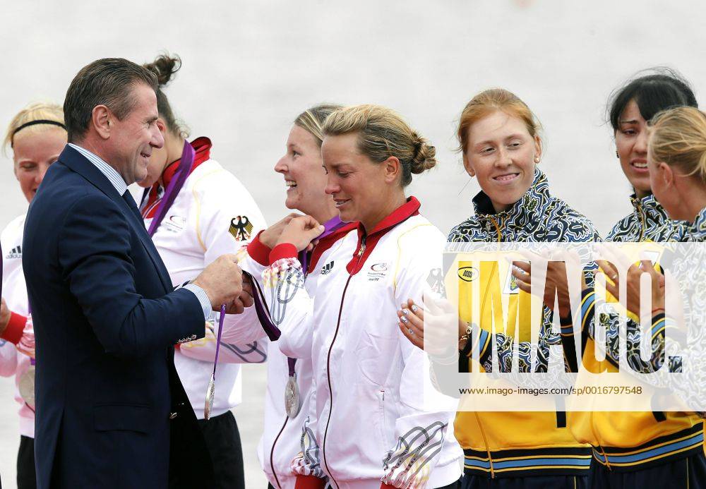 BUBKA Sergej Olympiasieger im Stabhochspringen und IOC Mitglied bei der Siegeehrung Rudern Doppelvierer der Frauen BRD Silbermedaille OLYMPISCHE Sommerspiele 2012 in London am 01. August 2012