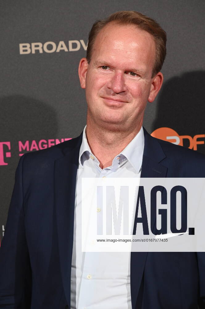 Stefan Löcher, Chef der Kölner Lanxess-Arena kommt zur Abendveranstaltung anlässlich der Jurysitzung zum international Emmy Award 2022 - Semi Final round of Judging der international Emmy Awards auf Schloss Arff