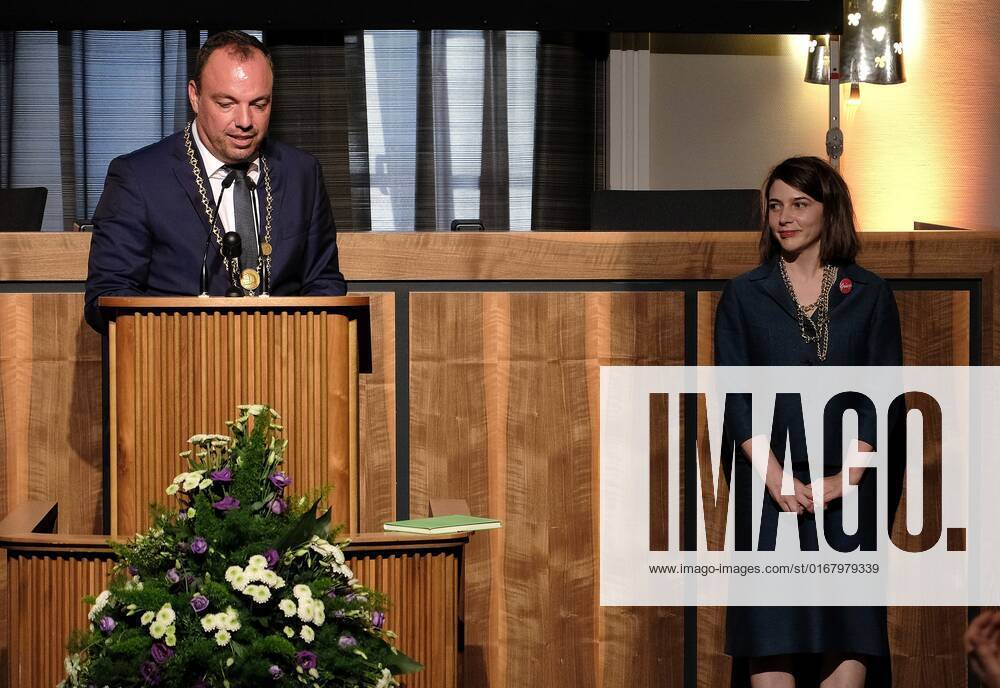 Kassel Jährliche Verleihung durch die Stiftung BrücknerKühnner und der Stadt Kassel Anaïs Meier erhält den Förderpreis Komische Literatur 2022 Bild zeigt: Kassels Oberbürgermeister Christian Geselle und Preisträgerin Anaïs Meier