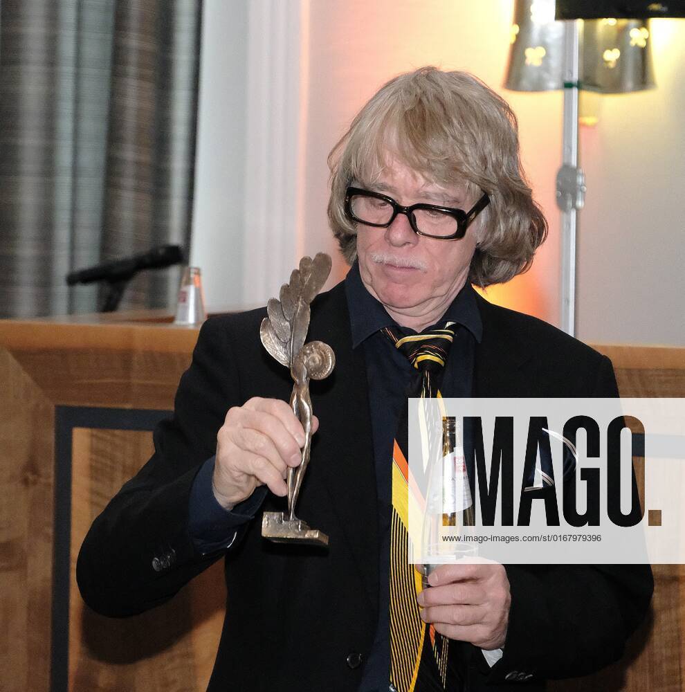 Kassel Jährliche Verleihung durch die Stiftung BrücknerKühnner und der Stadt Kassel Helge Schneider erhält im Jahr 2022 den Kasseler Literaturpreis für grotesken Humor Bild zeigt Helge Schneider, der sich den Preis vorab schon mal anschaut