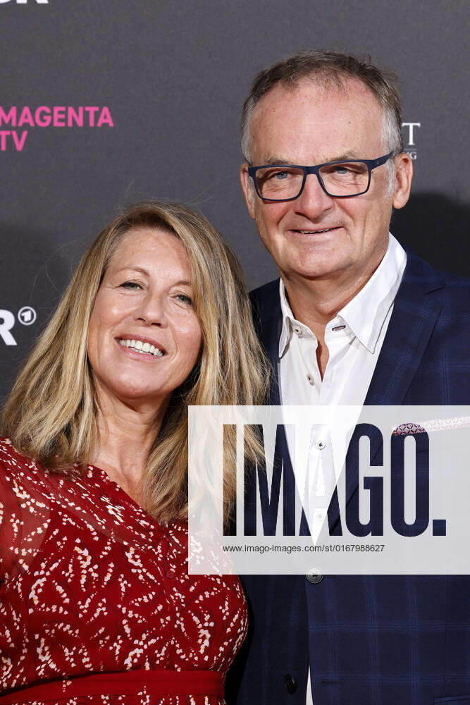 Moderator Frank Plasberg mit Ehefrau und Autorin Anne Gesthuysen beim Kölner Emmy Cocktail 2022 anlässlich der 16. Kölner Jurysitzung des International Emmy auf Schloss Arff. Köln, 31.08.2022 NRW Deutschland