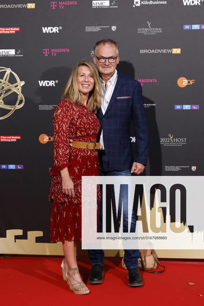 Moderator Frank Plasberg mit Ehefrau und Autorin Anne Gesthuysen beim Kölner Emmy Cocktail 2022 anlässlich der 16. Kölner Jurysitzung des International Emmy auf Schloss Arff. Köln, 31.08.2022 NRW Deutschland