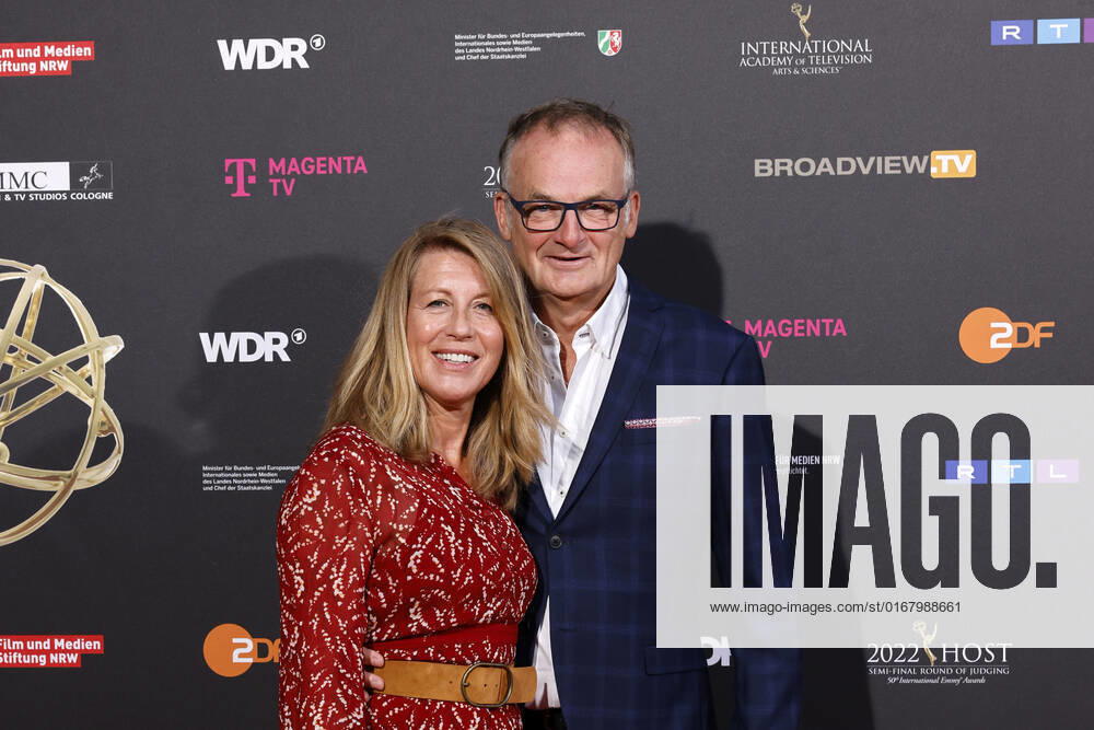 Moderator Frank Plasberg mit Ehefrau und Autorin Anne Gesthuysen beim Kölner Emmy Cocktail 2022 anlässlich der 16. Kölner Jurysitzung des International Emmy auf Schloss Arff. Köln, 31.08.2022 NRW Deutschland