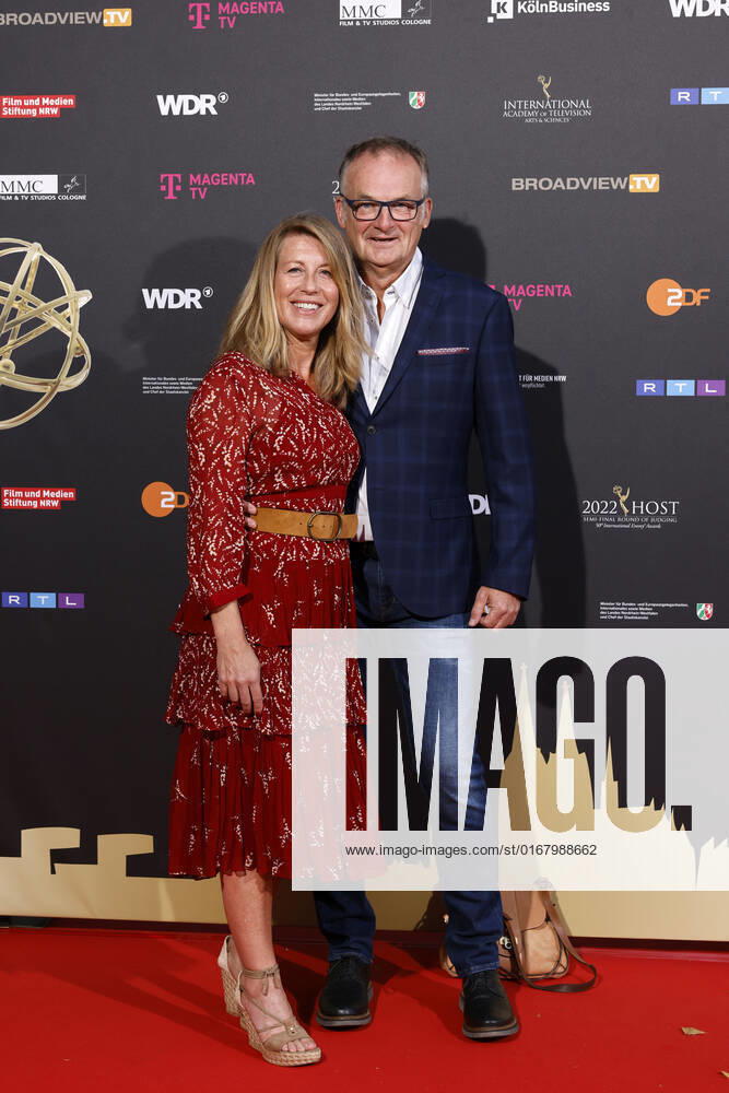 Moderator Frank Plasberg mit Ehefrau und Autorin Anne Gesthuysen beim Kölner Emmy Cocktail 2022 anlässlich der 16. Kölner Jurysitzung des International Emmy auf Schloss Arff. Köln, 31.08.2022 NRW Deutschland