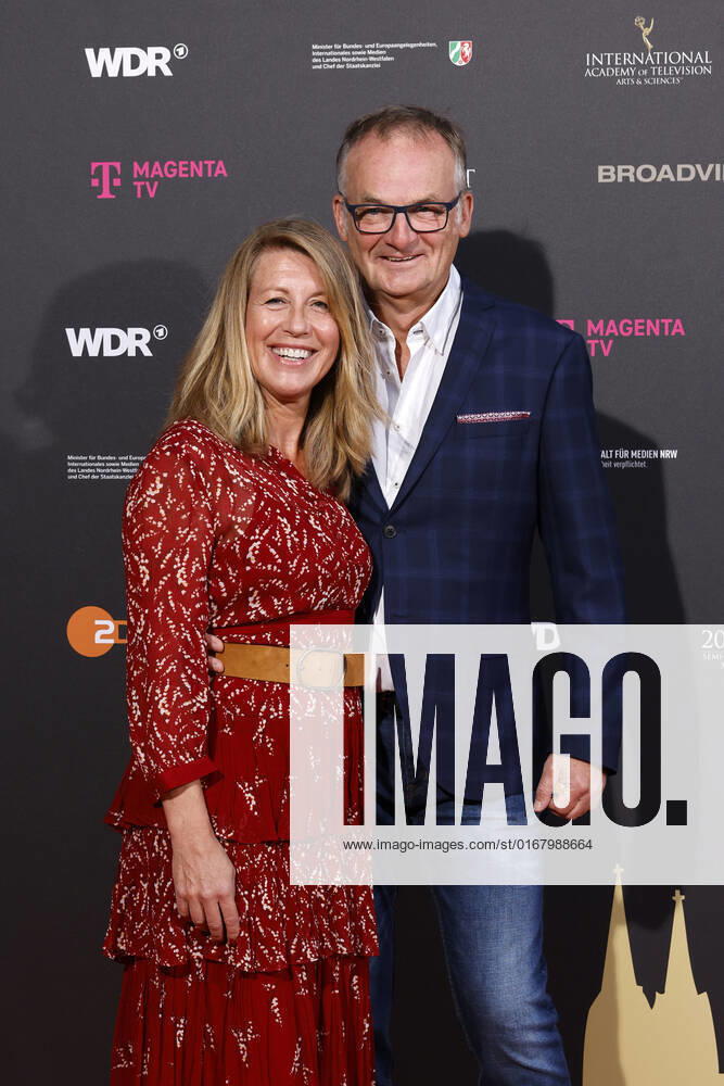 Moderator Frank Plasberg mit Ehefrau und Autorin Anne Gesthuysen beim Kölner Emmy Cocktail 2022 anlässlich der 16. Kölner Jurysitzung des International Emmy auf Schloss Arff. Köln, 31.08.2022 NRW Deutschland