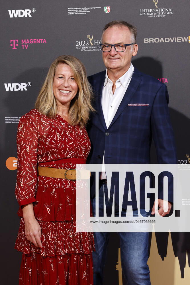 Moderator Frank Plasberg mit Ehefrau und Autorin Anne Gesthuysen beim Kölner Emmy Cocktail 2022 anlässlich der 16. Kölner Jurysitzung des International Emmy auf Schloss Arff. Köln, 31.08.2022 NRW Deutschland