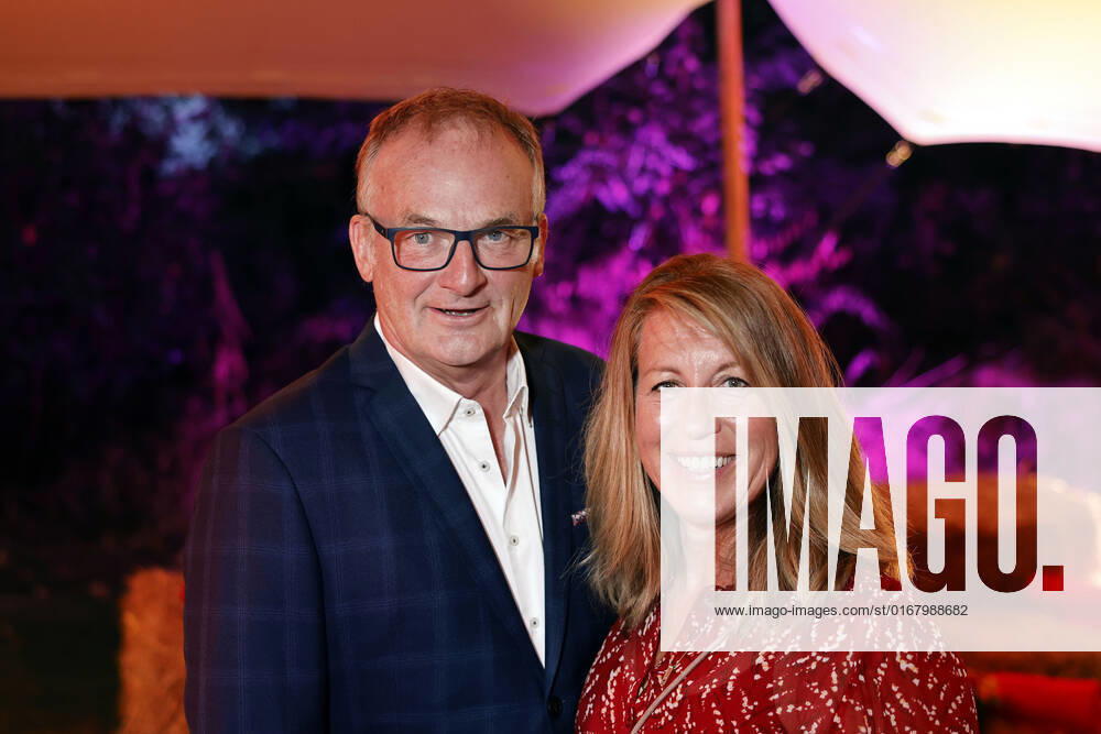 Moderator Frank Plasberg mit Ehefrau und Autorin Anne Gesthuysen beim Kölner Emmy Cocktail 2022 anlässlich der 16. Kölner Jurysitzung des International Emmy auf Schloss Arff. Köln, 31.08.2022 NRW Deutschland
