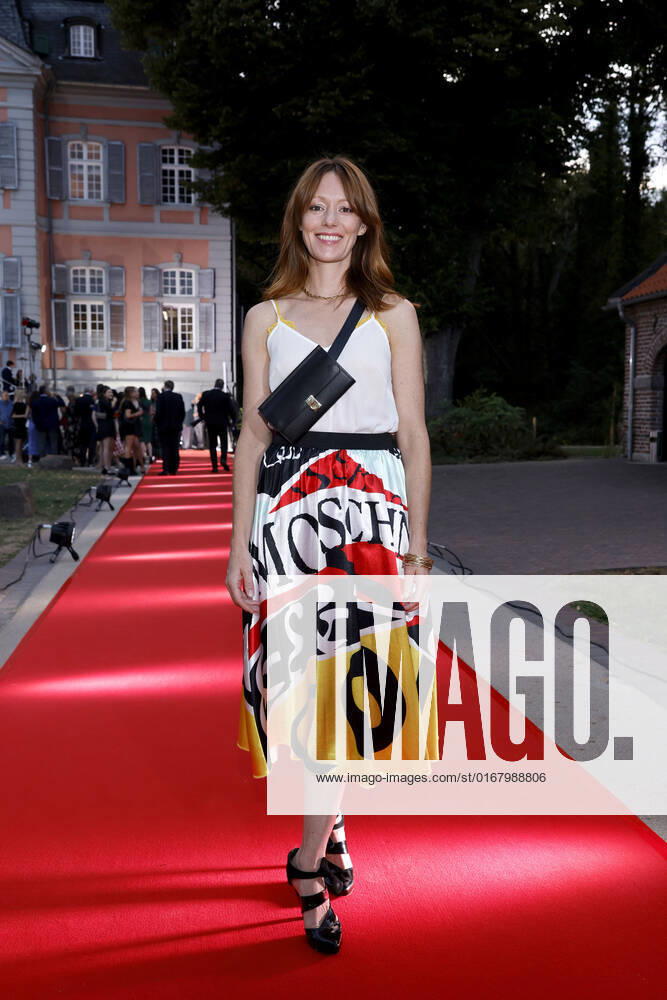Schauspielerin Lavinia Wilson beim Kölner Emmy Cocktail 2022 anlässlich der 16. Kölner Jurysitzung des International Emmy auf Schloss Arff. Köln, 31.08.2022 NRW Deutschland